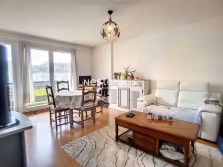 guyancourt village : appartement 2 pièces avec balcon et parking sous sol