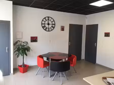 location local commercial de 82 m2 avec garage et stationn