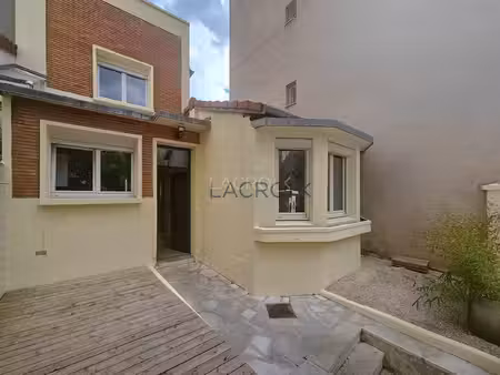 maison avec terrasse proche mairie.