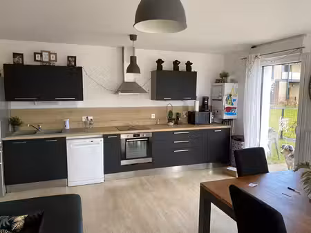 bel espace extérieur composé d’une double terrasse d’environ 32 m² et d’un jardin privatif