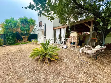 jolie maison au calme dans copropriété avec piscine