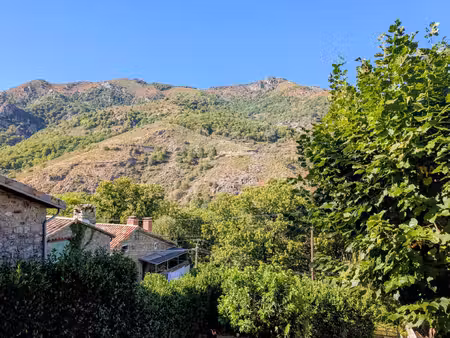 maison en pierre au cœur d’un écrin de nature