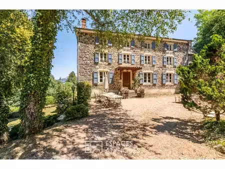 maison en pierres sur les hauteurs du beaujolais vert