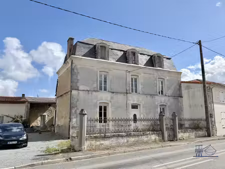 maison bourgeoise au coeur du village avec dépendances