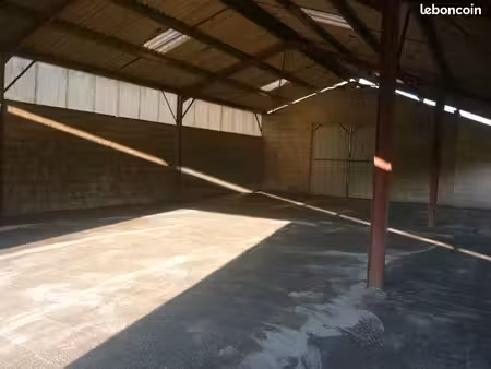 hangar  box  local  abri  hors d’eau hors d’air 200 m2