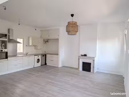 t2 60 m² avec parkings – boxe – clos privé et cadre verdoyant