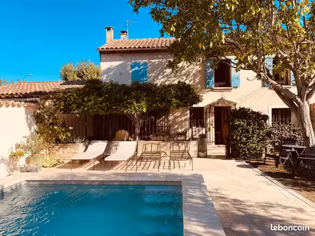mas de ville avec piscine  garage et studio