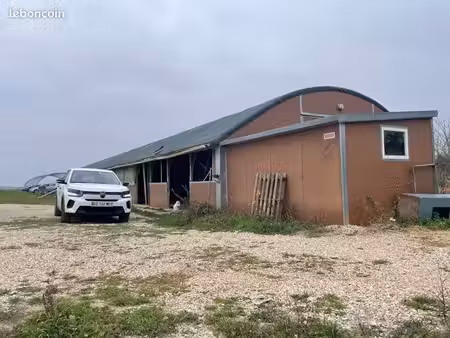 loue terrain 4000m2 avec bâtiment eau et électricité