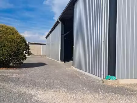 hangar 700m²