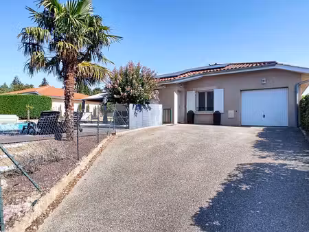 maison de plain pied  4 pièces  3 chambres  piscine  jardin  terrasse et garage.