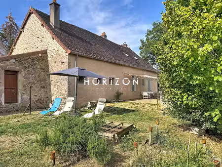 maison ancienne en pierre avec dépendances.