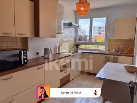 lunel t3 traversant rénové avec 2 terrasses et cave
