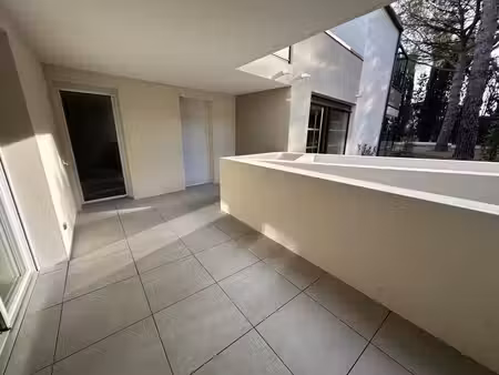 appartement t3 en rdc avec terrasse - à montpellier quartier des bouisses