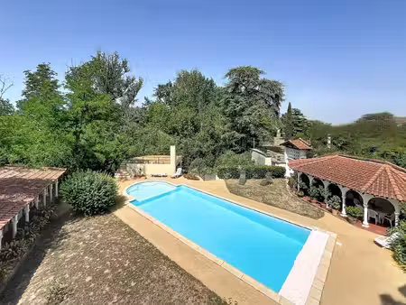 demeure de caractère : 207 m²  parc avec piscine chauffée.