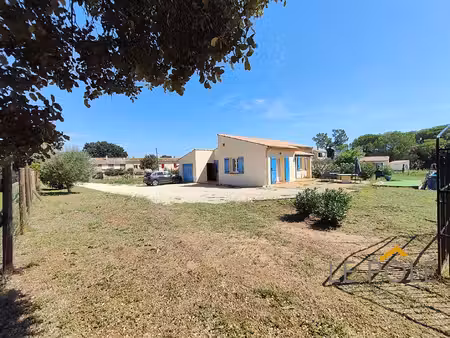 charmante maison  plain-pied  entierement renovee sur une parcelle d'environ 1300m²