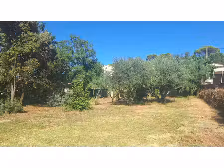 terrain constructible sur une parcelle de 882m²