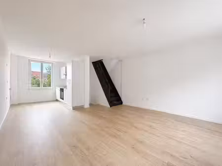appartement en duplex avec une chambre en centre-ville. libr