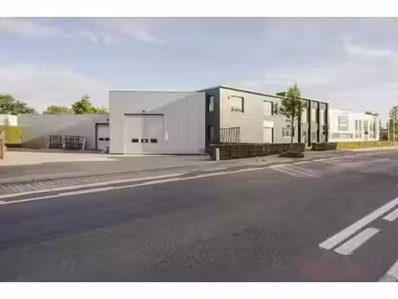 bâtiment commercial d'une superficie d'environ 4 550 m² à me