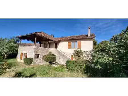 ensemble immobilier en pierre avec jardin