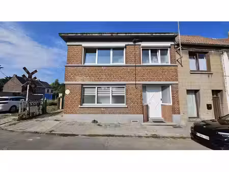 maison en bon état + terrasse et parking