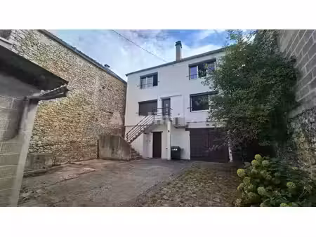 centre-ville de septeuil : maison de ville avec jardin et stationnement  à rénover