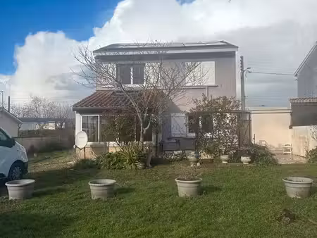 maison equipée de panneaux solaires et de clim réversibles neuves