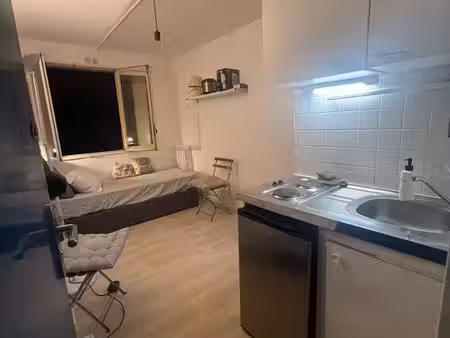 studio 11m2 enghien à 10 min paris meublé calme securisé face gare dans parc arboré  douch