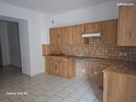 appartement t4 de 87 m² dans maison de campagne à tourves
