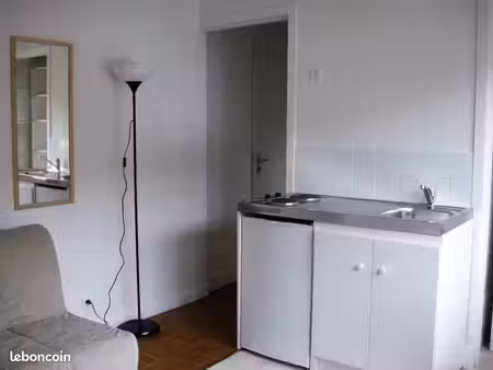studio meublé proche chu  faculté de médecine  ilis  avec une grande salle de bain