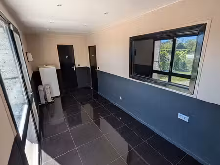 local professionnel 90 m² — axe passant / très bonne visibilité