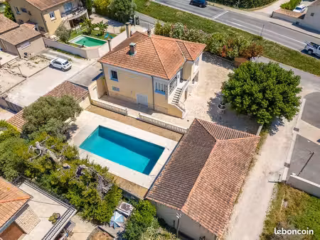villa traditionnelle avec piscine et dépendances
