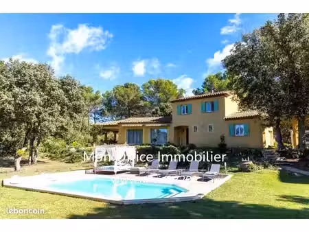 maison 8 pièces 220 m²
