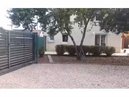 jolie maison entièrement clôturée avec plusieurs dépendances