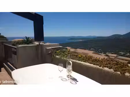 appartement 2 pièces climatisé avec grande terrasse  piscine et superbe vue mer