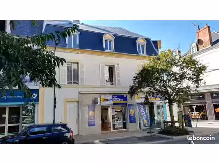 local commercial bureau vitrine