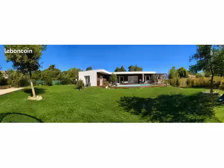 belle villa récente et contemporaine