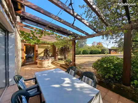charmante longère sur terrain clos et arboré de 1800m² avec piscine et dépendances