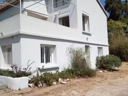 maison provençale située sur une presqu'ile en face et dans la rade de toulon
