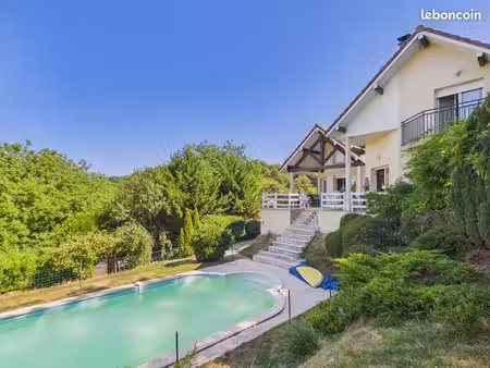 propriété 5 pièces 145 m²