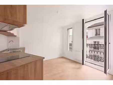 paris 18e – 2 pièces entièrement rénové avec balcon – grandes-carrières / batignolles
