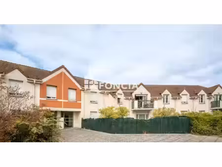 charmant f2 avec terrasse et double stationnement à persan (ligne h)