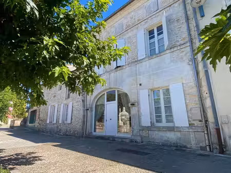 propriété de charme à deux pas des quais de bourg-charente