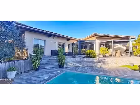 villa spacieuse de 168m2 avec une piscine s'étendant sur 851m2 de terrain