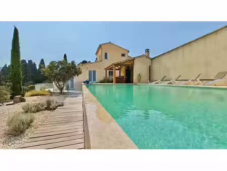 villa de caractère avec piscine à débordement  vue dégagée et appartement indépendant