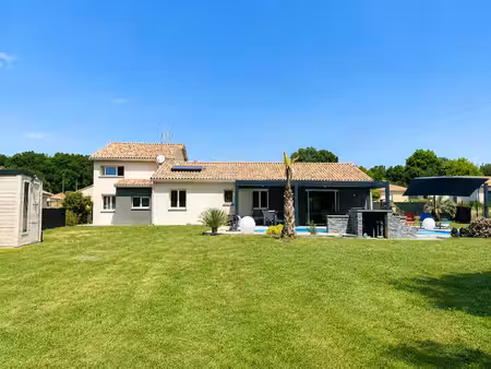 vente maison 7 pièces  175.00m²  la magdelaine