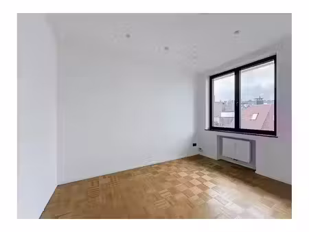 appartement à louer avec terrasse et 3 chambres   uccle (vbe62375)