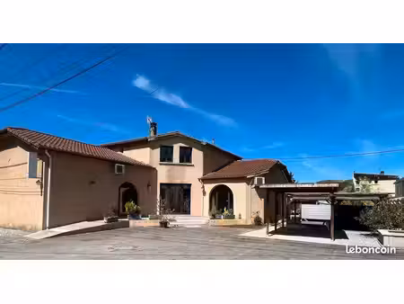 villa comprenant 1 loft de plain pied de 200 m2 et un appartement au dessus de 60 m2