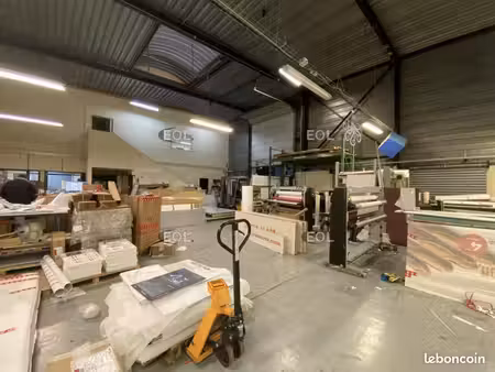 local d'activité 877 m²