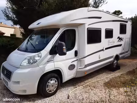 dame cherche abri pour son camping-car