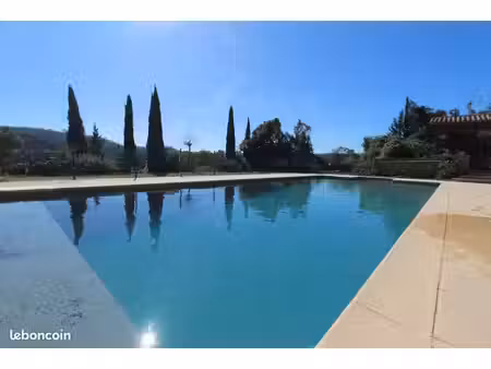 exceptionnel. au calme et à l'abri des regards  dans une garrigue de 5550 m2  maison vigne
